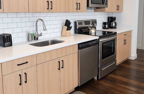 Near South Side Apartment | Smart Simple and Spacious 4BR Apt State 203