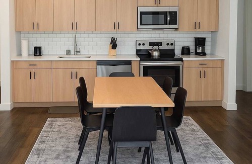 Near South Side Apartment | Smart Simple and Spacious 4BR Apt State 203
