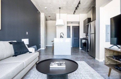 West Loop Apartment | Smart West Loop 1BR w/Pool, Gym, nr. Restaurant Row, by Blueground