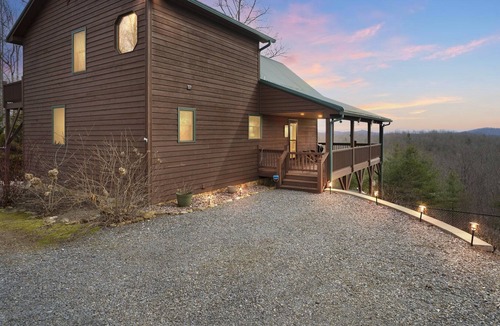 Unaka Ski Chalet | Solar powered, mountaintop chalet with hot tub - Pet Friendly! by RedAwning