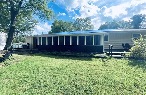 Effingham House | Something About Sara: 4BR Lake House on Lake Sara