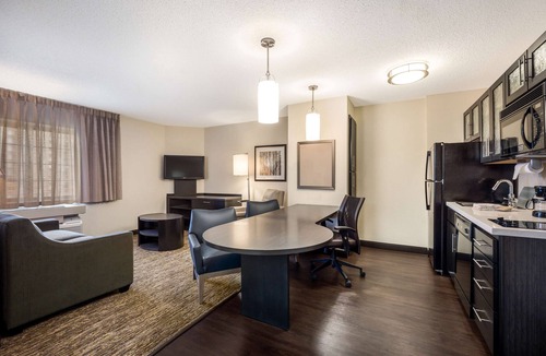 Warrenville Hotel | Sonesta Simply Suites Chicago Naperville