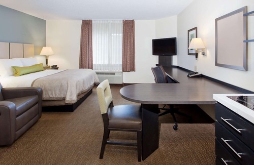Waukegan Hotel | Sonesta Simply Suites Chicago Waukegan