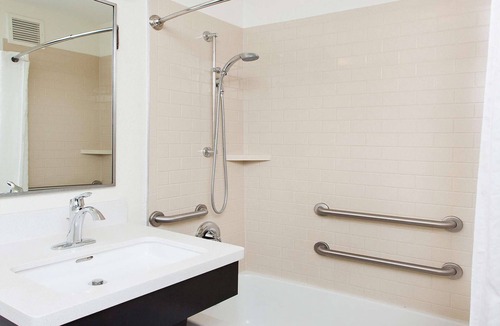 Lansing Hotel | Sonesta Simply Suites Lansing