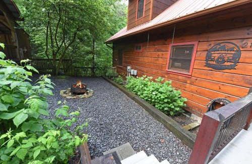 Hidden Lake Apartment | Sophisticated 3BR Cabin Luxury, Decks & Firepits