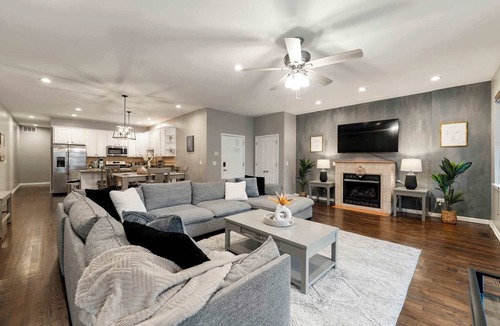 Near South Side Apartment | South Loop Three Bedroom Two Bath Home