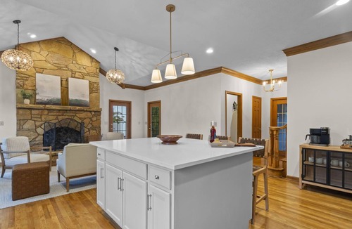 Cobden House | South Pass Hideaway 4BDRM - 2 King, 1 Queen, 2 Full Beds on Shawnee Wine Trail