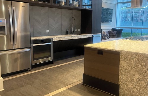 The Loop Apartment | Spacious 1 bd sleeps 4 quiet and near Michigan Ave. free gift