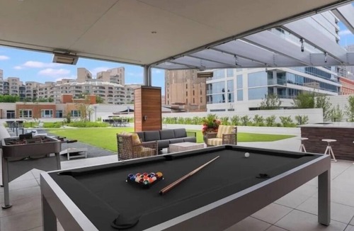 The Loop Apartment | Spacious 1 bd sleeps 4 quiet and near Michigan Ave. free gift