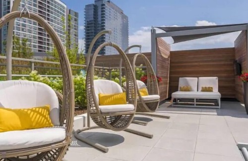 The Loop Apartment | Spacious 1 bd sleeps 4 quiet and near Michigan Ave. free gift