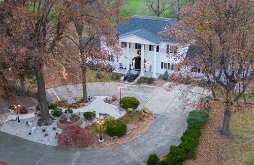 Marissa House | Spacious 1845 Mansion with modern amenities. Loved by large groups, 5bd/4.5ba!