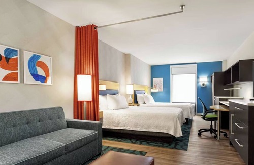 Queens Hotel | Spacious 1BR Studio with 2 Queen Beds Near Dining, Parks & Local Attractions