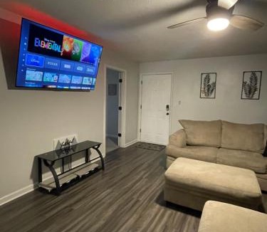 Lexington Apartment | Spacious 1king bd/2queen bd/* 1 mile from I-85