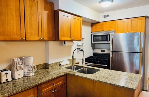 Sheffield Neighbors Apartment | Spacious 2-bedroom apartment with AC in vibrant Chicago