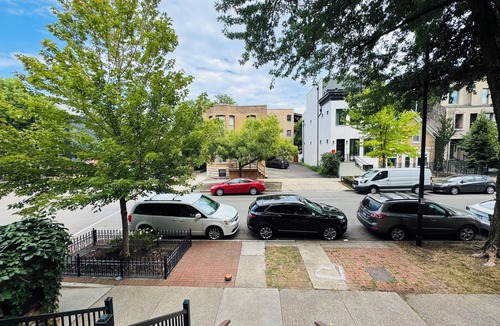 Sheffield Neighbors Apartment | Spacious 2-bedroom apartment with AC in vibrant Chicago
