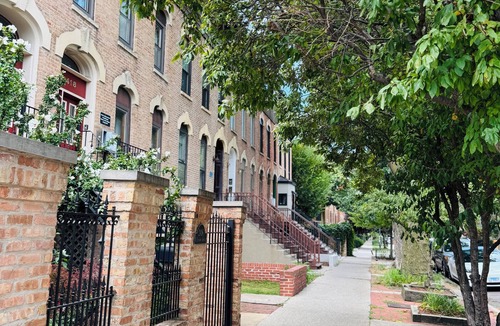 Sheffield Neighbors Apartment | Spacious 2-bedroom apartment with AC in vibrant Chicago