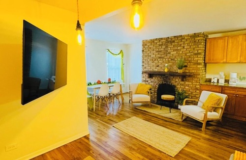 Sheffield Neighbors Apartment | Spacious 2-bedroom apartment with AC in vibrant Chicago