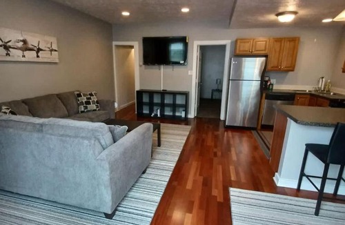 South Side Slopes House | Spacious 2BR South Side Retreat - Free Parking - Fast WiFi