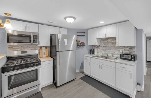 Woodlawn Apartment | Spacious 3 BDR/1 Bath - 1 mi from UChicago - Perfect for Traveling Professionals