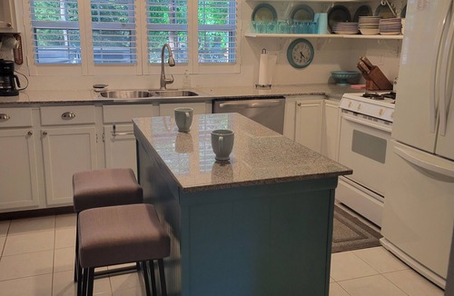 Anna House | Spacious 3 bedroom, 2 full baths, hot tub, fireplace, full kitchen, outside deck