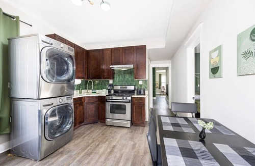 Brighton Park Apartment | Spacious 3 Bedroom Apartment - 10 Minutes to Downtown - Sleeps up to 10