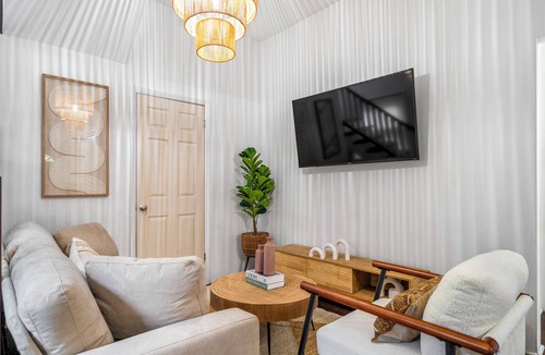 Lakeview Apartment | Spacious 3-bedroom apartment 5 min from Wrigleyville