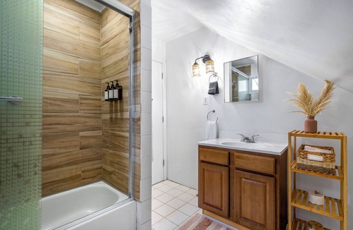Lakeview Apartment | Spacious 3-bedroom apartment 5 min from Wrigleyville