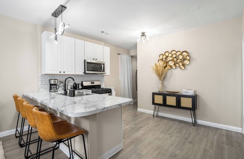 Near West Side Apartment | Spacious 3-bedroom apartment near downtown, FREE PARKING