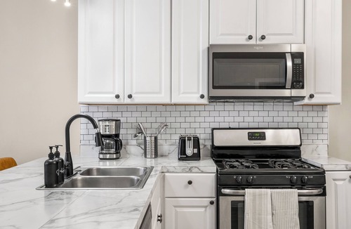 Near West Side Apartment | Spacious 3-bedroom apartment near downtown, FREE PARKING