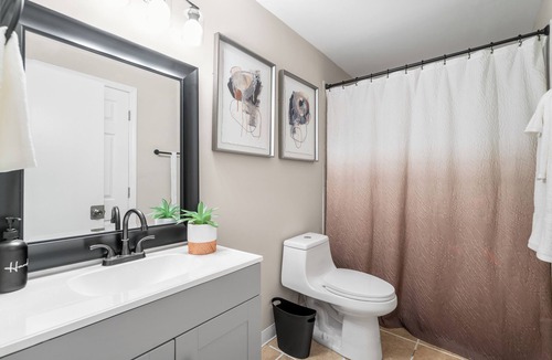 Near West Side Apartment | Spacious 3-bedroom apartment near downtown, FREE PARKING