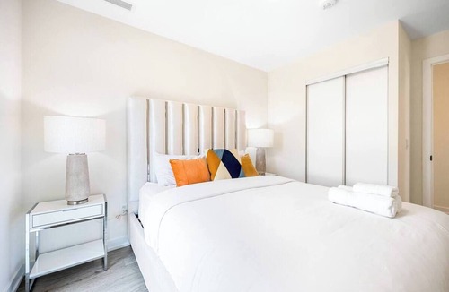 Harwood Hotel | Spacious 3-Bedroom Suite in Toronto with Air Conditioning and Full Kitchen
