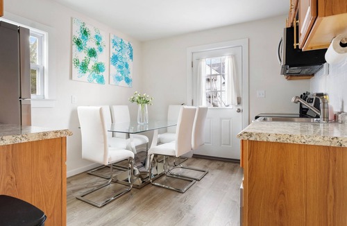 White Plains Apartment | Spacious 3 Bedroom House Free Driveway Parking Perfect for Families & Groups