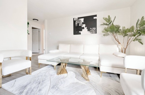 White Plains Apartment | Spacious 3 Bedroom House Free Driveway Parking Perfect for Families & Groups