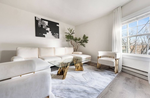 White Plains Apartment | Spacious 3 Bedroom House Free Driveway Parking Perfect for Families & Groups