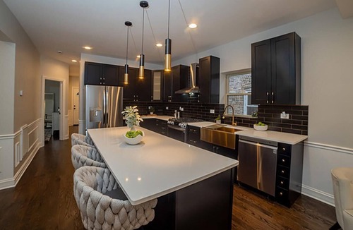 South Chicago House | Spacious 3 Level Home with 4nBDR/3 BA & full Kitchen