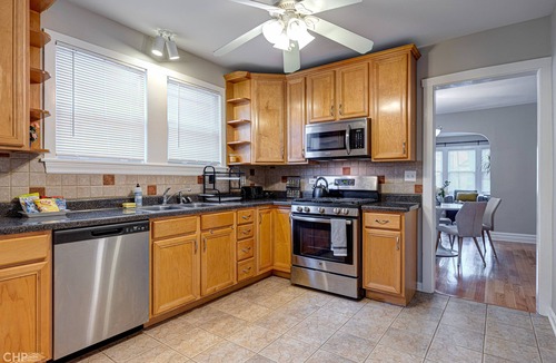 Jefferson Park House | SPACIOUS 3BD - 2BA DUPLEX WITH FAMILY ROOM, KING BED-LAUNDRY ROOM & FIREPLACE