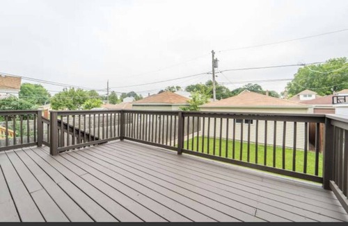 Jefferson Park House | SPACIOUS 3BD - 2BA DUPLEX WITH FAMILY ROOM, KING BED-LAUNDRY ROOM & FIREPLACE