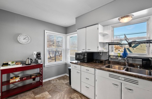 Mendota House | Spacious 3BD Apartment |King Bed, Fenced Yard!
