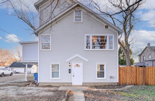Mendota House | Spacious 3BD Apartment |King Bed, Fenced Yard!