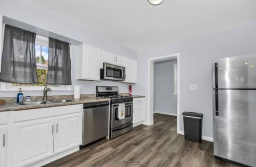 North Chicago Apartment | Spacious 3BR Apartment Near Navy Base Six Flags and Casino.