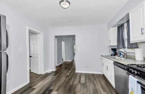 North Chicago Apartment | Spacious 3BR Apartment Near Navy Base Six Flags and Casino.