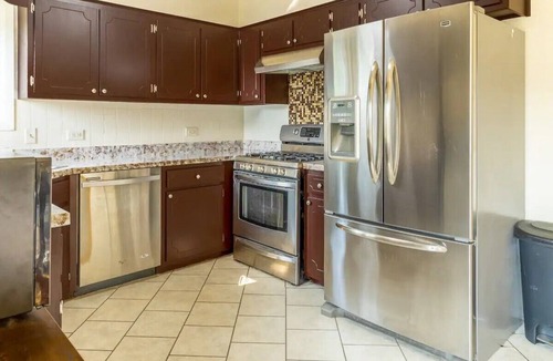 Chicago House | Spacious 3br home near Chicago, fenced yard for pets