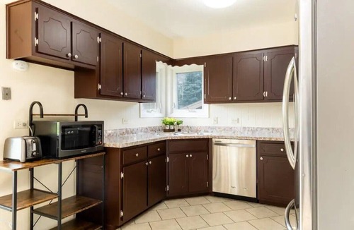 Chicago House | Spacious 3br home near Chicago, fenced yard for pets