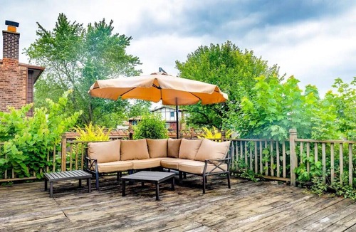 Chicago House | Spacious 3br home near Chicago, fenced yard for pets