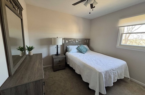 Downers Grove House | Spacious 4-bedroom house in quaint neighborhood with furnished basement.
