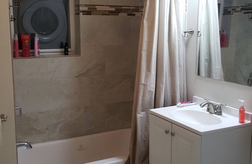 North Kenwood Apartment | Spacious 4 Bedroom (5 queen beds) 2 Bath in the kenwood neighborhood
