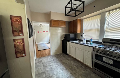 Albany Park Apartment | Spacious 4-bedroom apartment with fitness room, WiFi in delightful Chicago