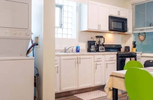 Woodlawn Apartment | Spacious 4-bedroom apartment in fabulous Chicago with WiFi, AC