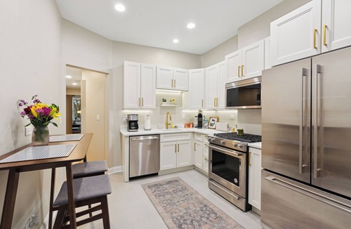 Uptown Apartment | Spacious 4-bedroom apartment with WiFi, AC in brilliant Chicago