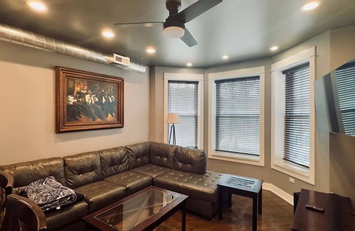 North Lawndale Apartment | Spacious 4-bedroom apartment with WiFi, AC in gorgeous Chicago